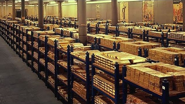 Insiders Buying Gold, Silver and Oil Before Economic Collapse