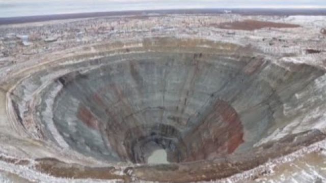 Diamond Mining: Inside Earth's Gigantic Holes